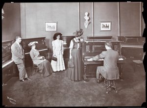 Piano Showroom, New York, 1907 (hopeagelatiiniprintti)